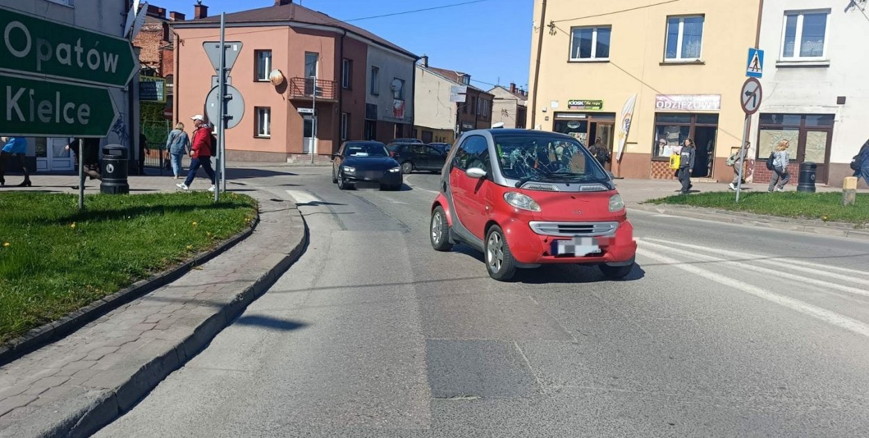 Piesza potrącona na pasach w centrum Staszowa. Kobietę przewieziono do szpitala