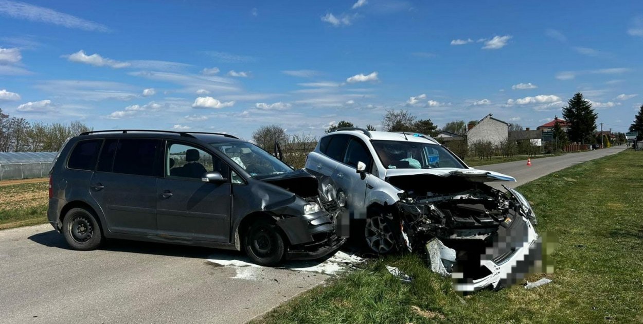 Groźny wypadek w pow. sandomierskim. Zderzyły się dwa auta osobowe
