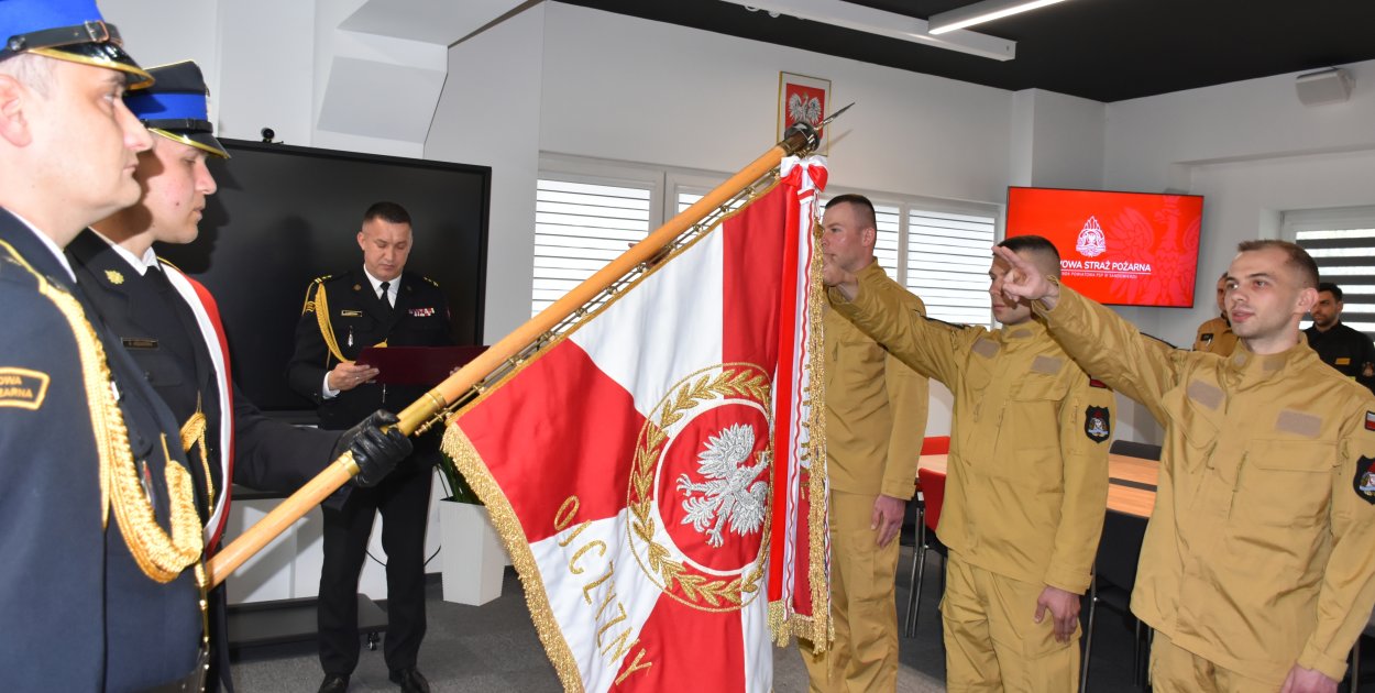 Nowi strażacy i młodzi mistrzowie. Uroczystość w Sandomierzu