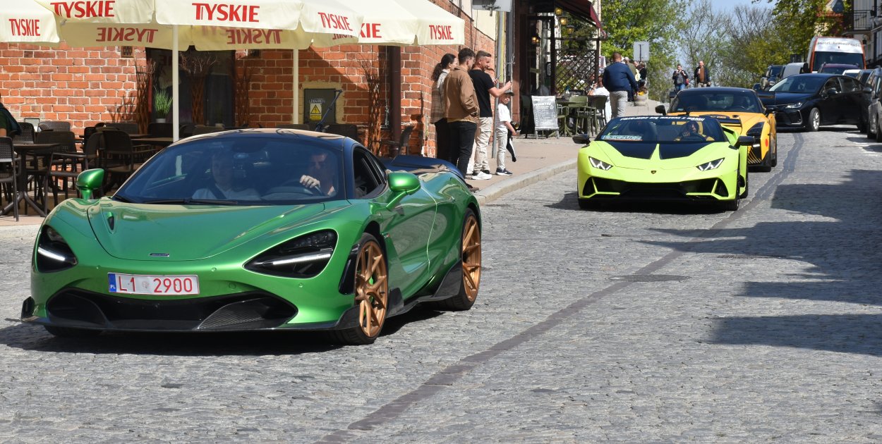 Supersamochody w Sandomierzu. Ryk silników i mnóstwo zainteresowanych