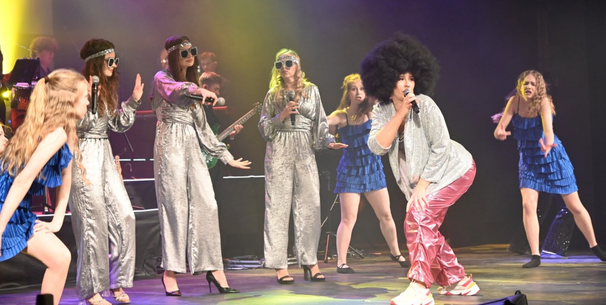 Jak w nowojorskim Studiu 54. Koncert grupy Miśki z przyjaciółmi [ZDJĘCIA]