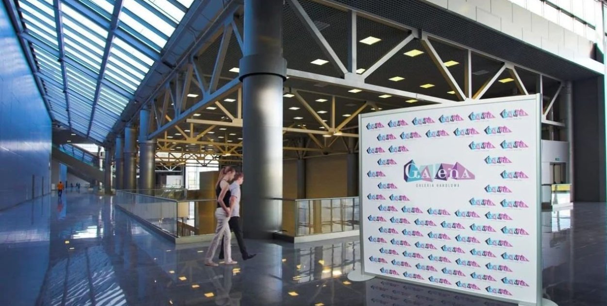 Różne potrzeby, jedno rozwiązanie? Jak dopasować ścianki reklamowe do charakteru w