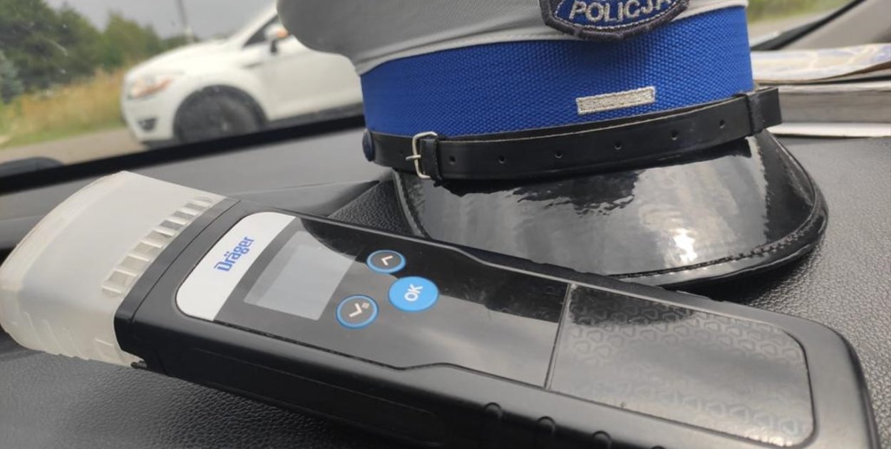 Kompletnie pijany kierowca w Nowej Dębie