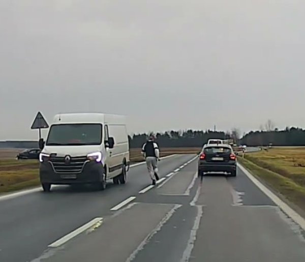 Moment wypadku na drodze Tarnobrzeg - Stalowa Wola. Auto wypada z drogi i koziołkuje