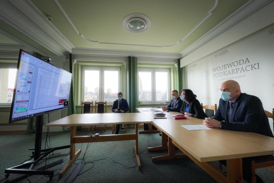 Spotkanie Wojewódzkiego Zespołu Zarządzania Kryzysowego w związku z wykryciem ogniska ptasiej grypy na Podkarpaciu.