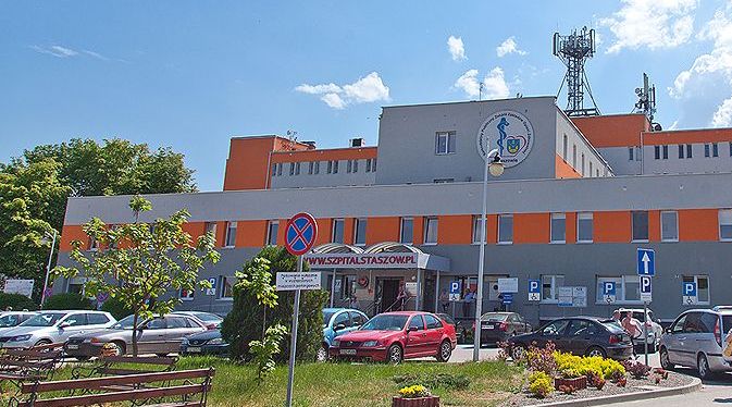 Po pogrzebie pacjentki oddziału covidowego szpitala w Staszowie policja poinformowała o leżących zwłokach w kostnicy